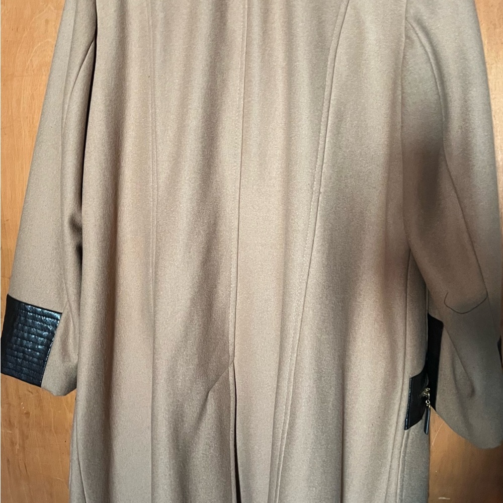 Elegant Tan Coat with Black Fur Accents - Picture 4 of 6